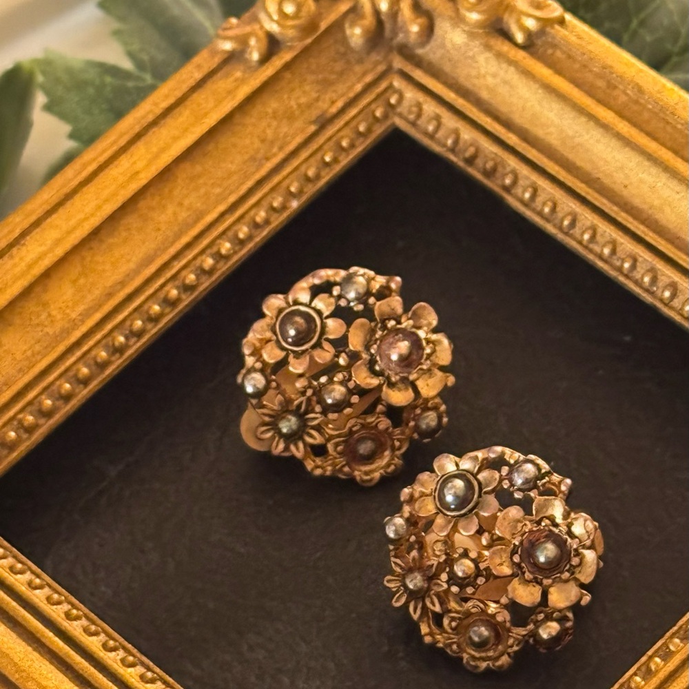 VTG Gorgeous Brassy Gold Floral Cluster w/ Grey Pearls Earrings - Picture 14 of 16